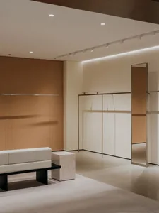 現代簡約室內設計，強調混凝土牆面與家具。