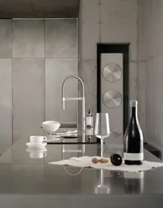 簡約廚房配備金屬噴泉式水龍頭與現代五金配件