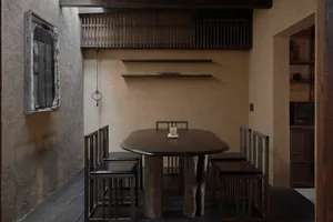 簡約風格的餐廳，擺放天然木質餐桌與餐椅，呈現簡潔優雅的設計。