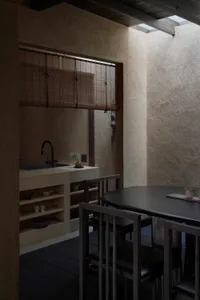 極簡室內空間，採用混凝土與木質材料。