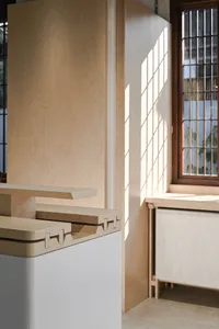 現代室內設計，展現木質家具與結構元素。