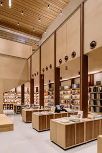 現代書店室內空間，木質家具與書架上擺滿書籍，呈現簡約設計搭配木質元素
