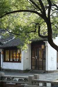 傳統店面，混凝土牆面搭配木樑。