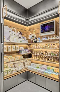 零售店內展示各種玩具與商品，搭配木質層架與塑膠材質。