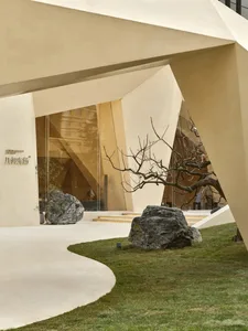 A modern garden entry with concrete walls and a minimalist design.