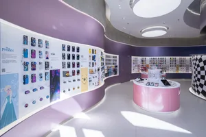 現代曲面牆展示零售店內各式手機配件。