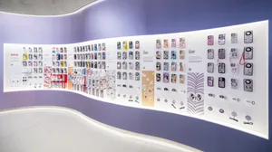 零售店內色彩繽紛的手機配件展示，包含手機殼與吊飾。