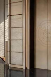 Detail of a metal interior design featuring a metallic grid and patterned texture.