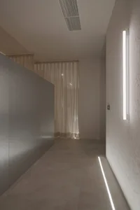 極簡室內設計，採用混凝土瓷磚，呈現乾淨現代的美感。