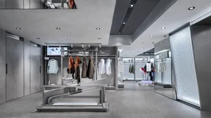 一間以俐落金屬與玻璃設計元素為主的現代零售店。