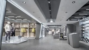 一間擁有混凝土室內的現代服裝店，展現當代設計元素。