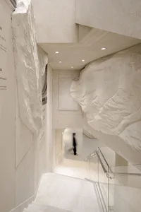 現代建築室內採用石材與混凝土材質，呈現簡約設計。