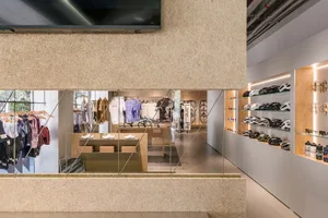 一家零售店展示服裝與配件。