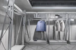 現代零售店面，展示金屬圖標與服裝陳列