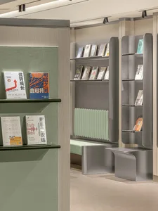 現代書店室內空間，展示金屬書架單元。