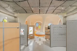 現代服飾店內部採用中性色木質設計。