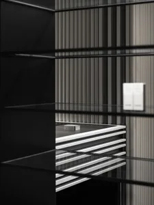 簡潔俐落的現代簡約室內，強調乾淨線條與玻璃元素。