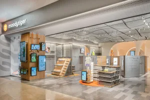 明亮且現代的零售店面，搭配木質展示區與玻璃陳列櫃。