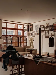 以木質材料打造的現代服裝店店面