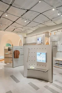 現代零售店室內空間，展示簡約風格的服裝展示架。