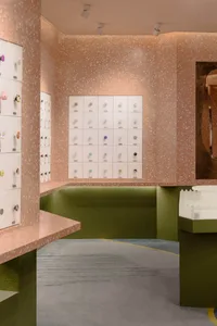 現代零售店內部，展示牆面覆蓋彩色旋鈕。