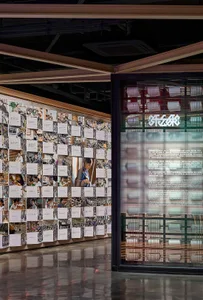 現代零售室內空間，展示布料生產博物館陳列，呈現多個從事紡織工作的場景。