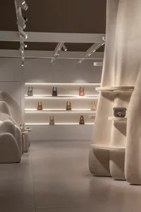一間採用混凝土材質的現代極簡零售店，呈現極簡設計美學。