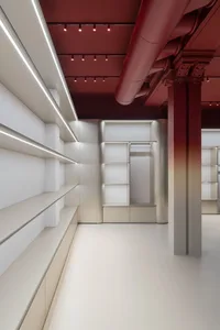 現代零售店，擁有白色混凝土牆面與層架。