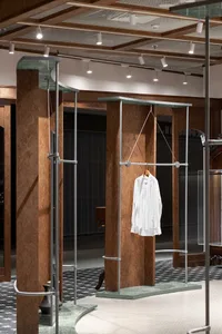現代零售空間，展示服裝店的陳列，融入金屬與木質元素。