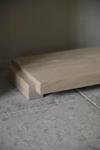 簡約風格的淺色橡木懸浮式邊櫃，線條俐落，表面光滑平整。