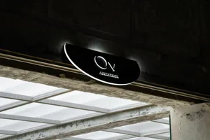 黑色霧面金屬店面招牌，上面寫著「ADERERROR」。