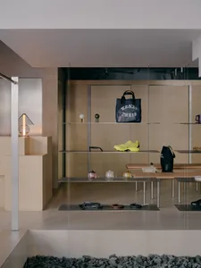現代零售展示區，採用透明貨架搭配金屬與玻璃材質，陳列鞋款與配件。