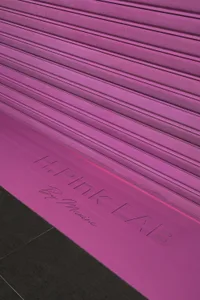 極簡設計，採用鮮豔的紫色漸層，搭配「Pink Lab」文字