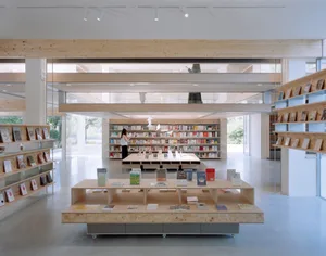 現代圖書館室內，採用當代設計元素，強調木質與玻璃材質。