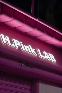 粉紅店面招牌，照亮「Pink Lab」文字。