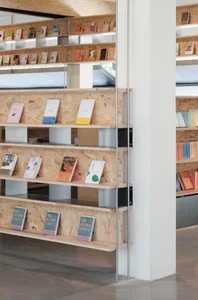 Modern bookshelf with oak shelves and books.