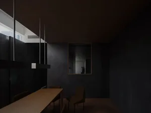 現代工業風辦公空間，展現混凝土牆面與金屬結構元素。