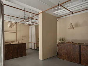 An office space featuring natural fiber materials.
