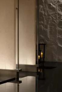 現代極簡室內空間，搭配玻璃窗與燈具。