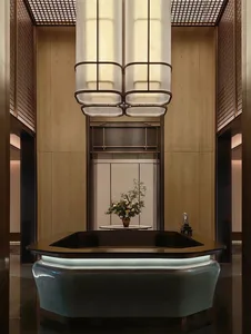 現代酒店大廳，優雅木質牆面與地板，落地花瓶擺放鮮花，以及俐落接待櫃檯