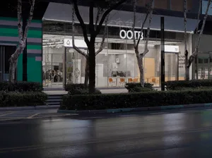 現代零售店面，採用玻璃與混凝土立面設計。