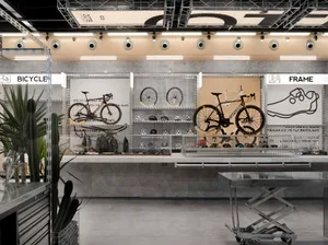 自行車店的混凝土室內設計，展示多輛自行車與車架