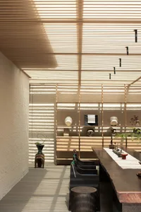現代簡約室內空間，擺放木質餐桌與餐椅，搭配白色質感牆面與水平天花板設計