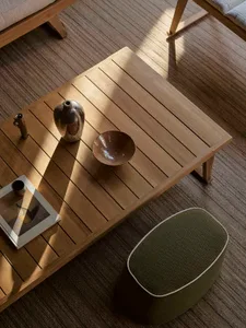 現代室內場景，展示一張木製咖啡桌搭配多樣裝飾品。
