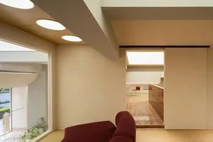 現代客廳搭配木質家具與天花板燈具