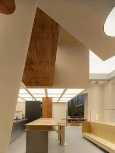一座擁有混凝土外牆與幾何開放式設計的現代零售店面。
