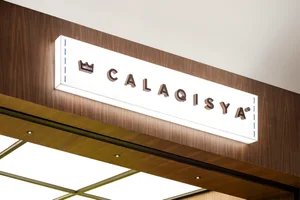 金屬招牌上刻有「Calaqisyametallic」字樣。