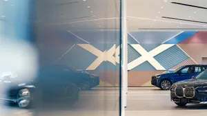 現代汽車展示廳採用極簡設計，搭配流線型材料。