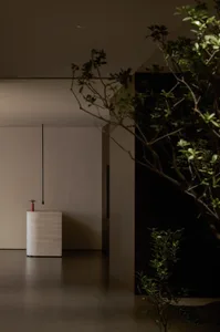 Modern living room featuring a minimalist design with concrete surfaces.