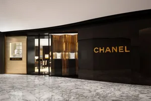 現代零售店面，採用俐落玻璃與金色室內設計